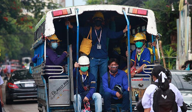 Construction workers are transported by “Songthaew” in the Bon Kai area in Bangkok. Photo: Apichart Jinakul